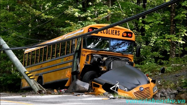 Accident Autobus Scolaire Hospitalisé le chauffeur et deux étudiants