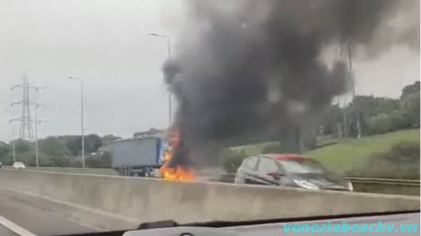 M62 Accident Today - The Truck Caught Fire on the Road