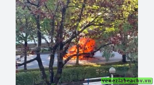 Un coche arde en pleno Centro de Donostia