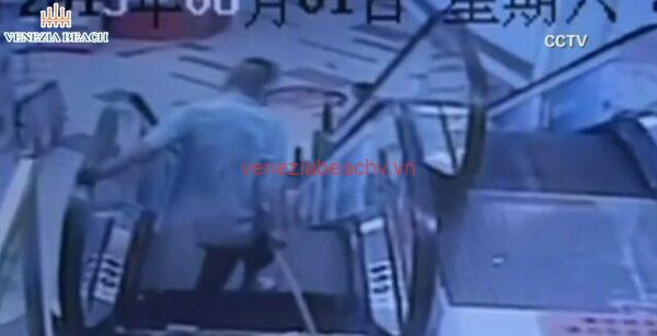 Escalator incident 2015 footage in china no blur