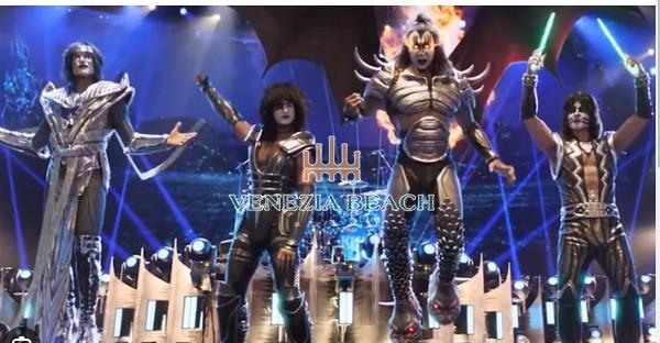 KISS's final event and announcement of their decision to continue through KISS Online