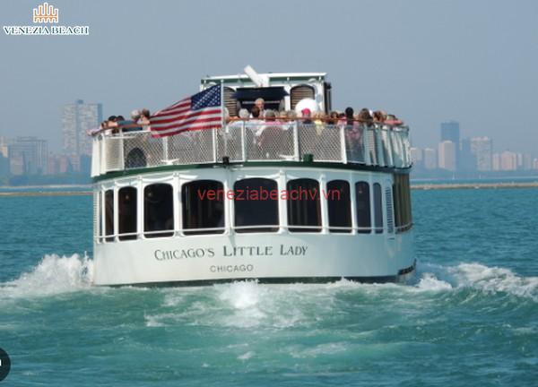 Chicago Little Lady Boat Incident 2004